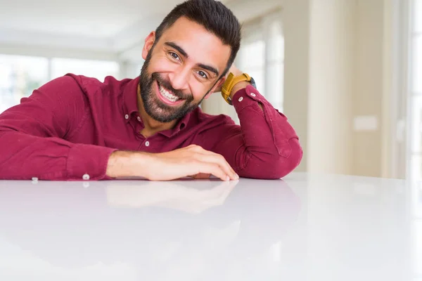 Bonito homem sorrindo alegre com um grande sorriso na cara mostrando t — Fotografia de Stock