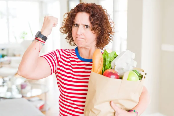 Femme Âgée Tenant Sac Papier Plein Épicerie Fraîche Supermarché Ennuyé — Photo