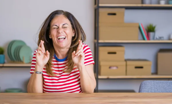 Seniorin Mittleren Alters Die Hause Tisch Sitzt Mit Erhobenem Zeigefinger — Stockfoto