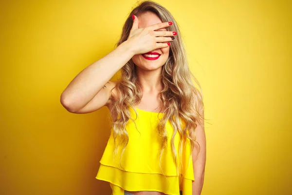 Jovem Mulher Attactive Vestindo Camiseta Sobre Fundo Amarelo Isolado Sorrindo — Fotografia de Stock