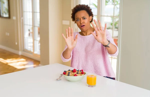 Ung Afrikansk Amerikansk Kvinna Som Har Hälsosam Frukost Morgonen Hemma — Stockfoto