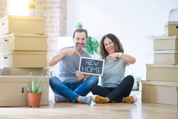 Middelbare Leeftijd Senior Paar Zittend Vloer Holding Blackboard Verhuizen Naar — Stockfoto