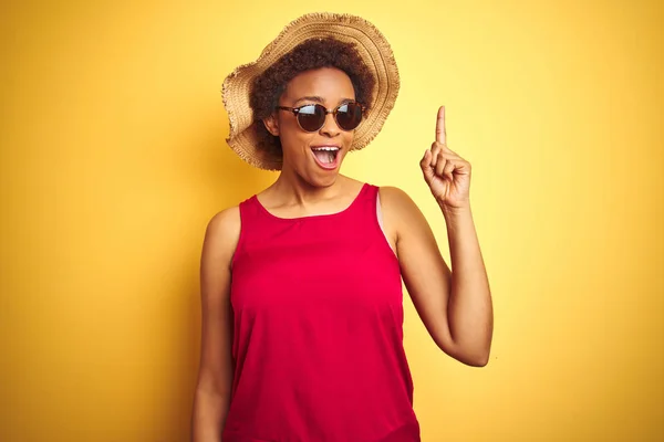 Afro Amerikaanse Vrouw Dragen Zomer Hoed Zonnebril Gele Geïsoleerde Achtergrond — Stockfoto