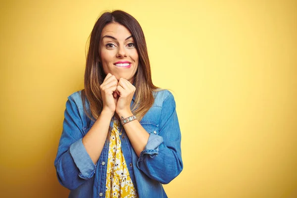 Jonge Mooie Vrouw Staande Gele Geïsoleerde Achtergrond Lachend Nerveus Opgewonden — Stockfoto