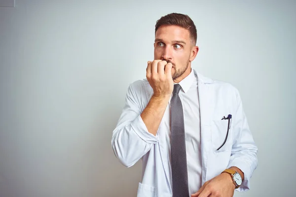 Ung Stilig Läkare Man Bär Vit Coat Över Isolerad Bakgrund — Stockfoto