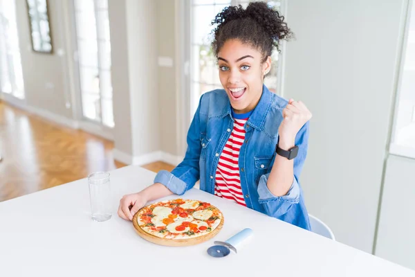 Genç Afrikalı Amerikalı Kadın Yapımı Mozzarella Peynirli Pizza Yeme Gurur — Stok fotoğraf
