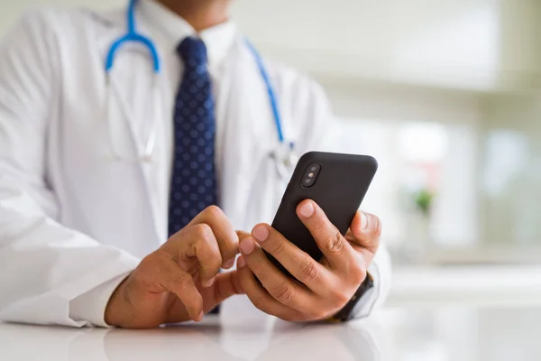 Close-up van middelbare leeftijd arts man handen met smartphone — Stockfoto