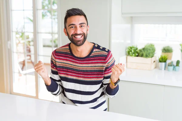 Knappe Spaanse Man Dragen Strepen Trui Thuis Vieren Verrast Verbaasd — Stockfoto