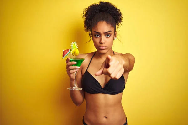 Tatilde Bikini Giyen Afro Kadın Kamera Size Parmak Ile Işaret — Stok fotoğraf