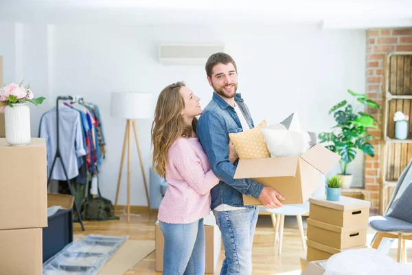 Junges schönes Paar sehr glücklich zusammen hält Pappschachtel — Stockfoto