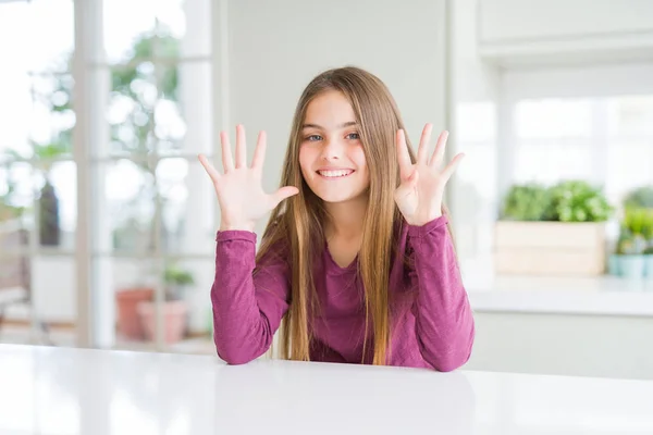 Красивая Девушка Ребенок Белом Столе Показывая Указывая Пальцами Номер Девять — стоковое фото