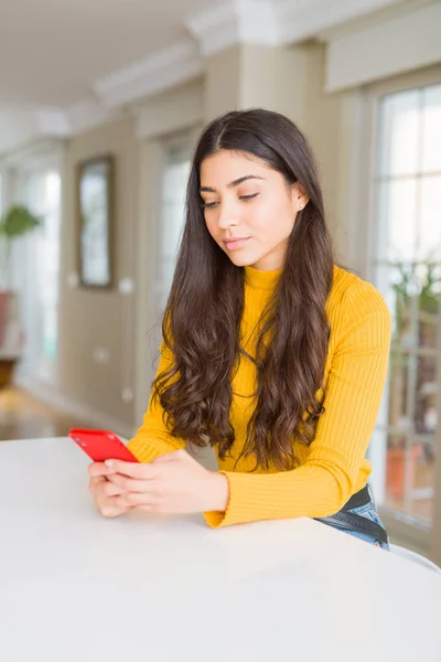 Jovem Mulher Usando Smartphone Vermelho Enviando Uma Mensagem Com Uma — Fotografia de Stock