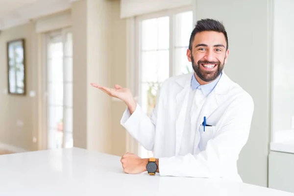 Guapo Médico Terapeuta Hispano Con Abrigo Médico Clínica Sonriendo Alegre — Foto de Stock