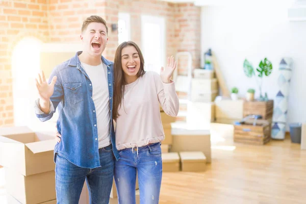 Bela Jovem Casal Mudar Para Uma Nova Casa Comemorando Louco — Fotografia de Stock