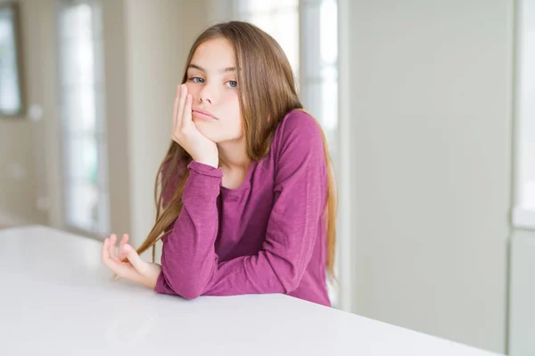 Mooi Jong Meisje Kid Witte Tafel Denken Moe Verveeld Met — Stockfoto