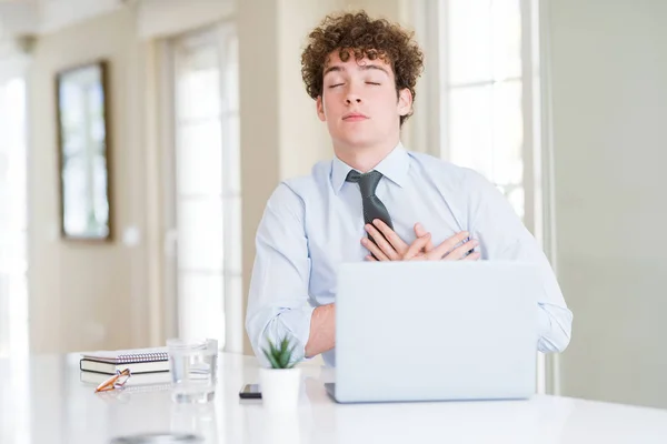 Giovane Uomo Affari Che Lavora Con Computer Portatile Ufficio Sorridendo — Foto Stock