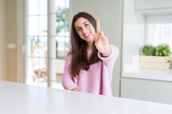 Vacker Ung Kvinna Klädd Rosa Tröja Leende Ser Till Kameran — Stockfoto