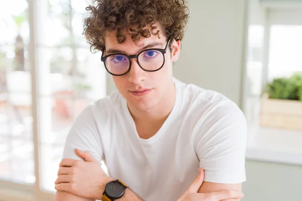 Joven Hombre Guapo Con Gafas Relajado Con Expresión Seria Cara —  Fotos de Stock