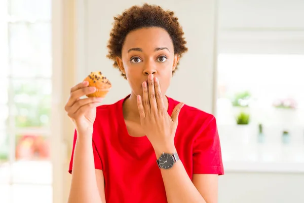 Unga Afroamerikanska Kvinnan Äter Chips Choklad Muffins Täcka Munnen Med — Stockfoto