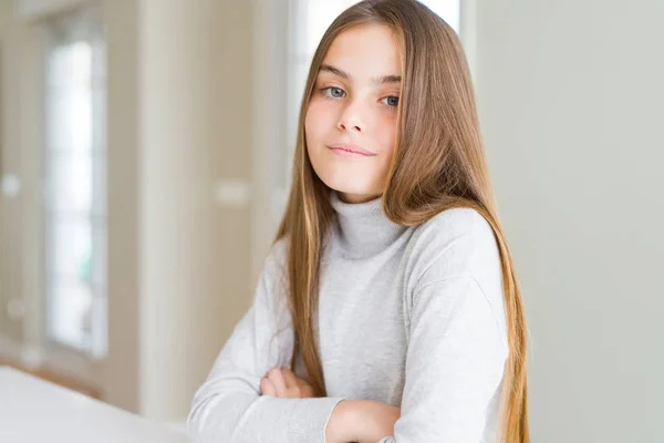 Schöne Junge Mädchen Rollkragenpullover Entspannt Mit Ernstem Gesichtsausdruck Einfach Und — Stockfoto