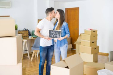 Güzel genç çift yeni bir eve hareket, çok mutlu gülümseyen