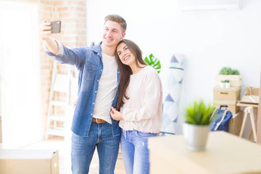 Güzel genç çift ile bir selfie fotoğraf alarak mutlu gülümseyen 