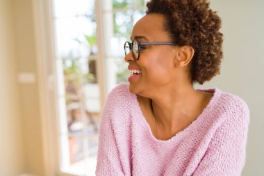 Afro saçlı gözlüklü güzel genç Afrika kadın