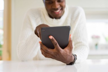 Dokunmatik yüzeyli tablet kullanarak Afrikalı iş adamı yakın çekim, çalışma 