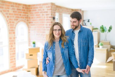 Karton kutular etrafında genç çift çok mutlu bir yeni h hareket