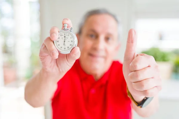 Knappe Senior Man Holding Stopwach Toont Countdown Gelukkig Met Grote — Stockfoto