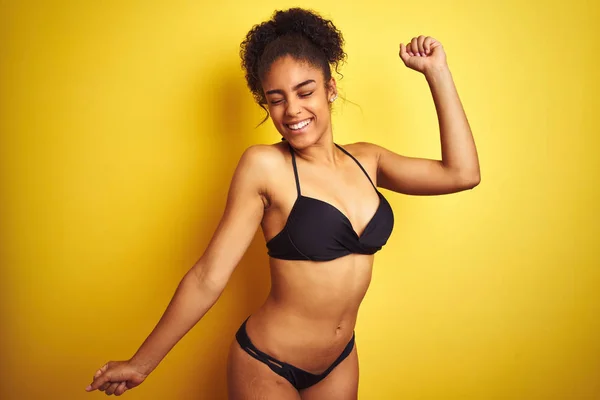 Mujer Afroamericana Vacaciones Con Bikini Pie Sobre Fondo Amarillo Aislado —  Fotos de Stock