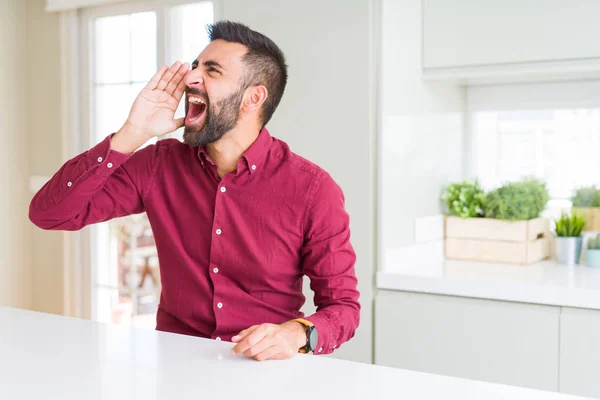 Bonito Homem Negócios Hispânico Gritando Gritando Alto Para Lado Com — Fotografia de Stock