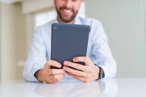 Primer plano de las manos del hombre usando la tableta y sonriendo —  Fotos de Stock