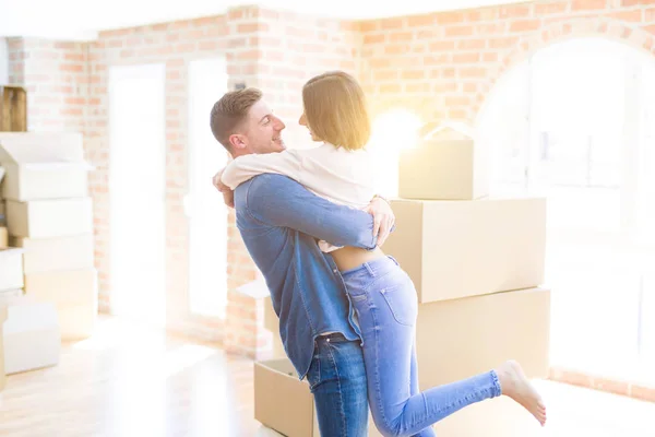 Bonito jovem casal abraçando no amor, muito feliz movendo-se para um n — Fotografia de Stock