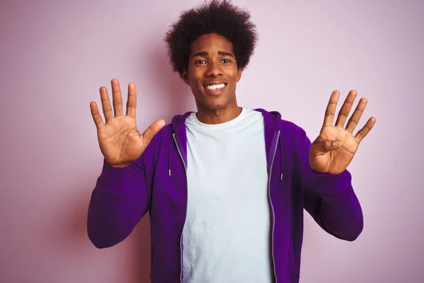 年轻的非洲裔美国男子穿着紫色运动衫站在孤立的粉红色背景显示和指向手指9号 同时微笑自信和快乐 — 图库照片