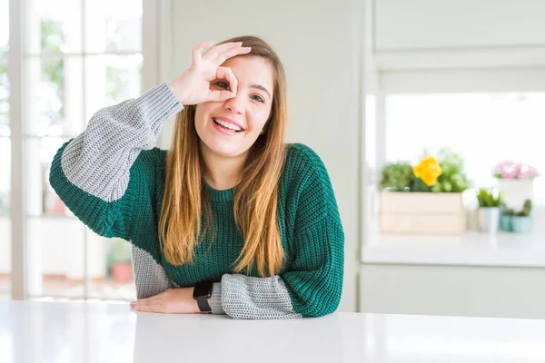 Jeune Belle Femme Taille Portant Pull Rayé Décontracté Faisant Geste — Photo