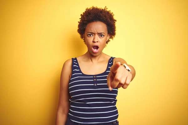 Beauitul Mujer Afroamericana Vistiendo Camiseta Verano Sobre Aislado Fondo Amarillo — Foto de Stock