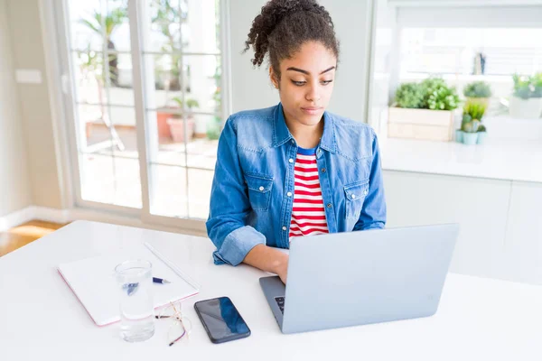 Junge Afrikanisch Amerikanische Studentin Benutzt Computer Laptop Mit Einem Selbstbewussten — Stockfoto