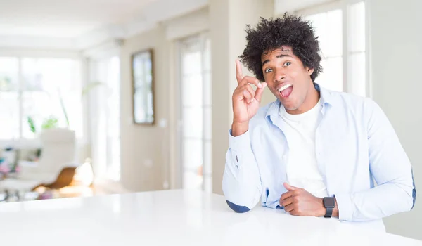 Uomo Afroamericano Casa Punta Dito Verso Alto Con Idea Successo — Foto Stock