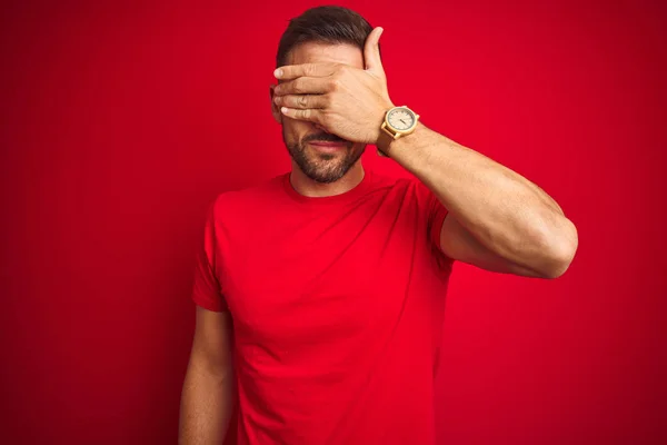 Giovane Bell Uomo Indossa Casual Shirt Sfondo Rosso Isolato Che — Foto Stock