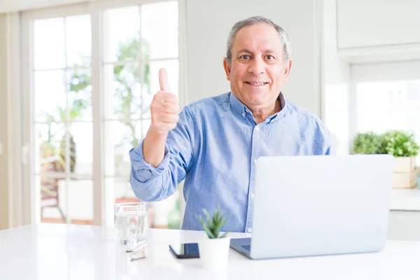 Bonito Homem Sênior Usando Laptop Computador Trabalhando Internet Feliz Com — Fotografia de Stock