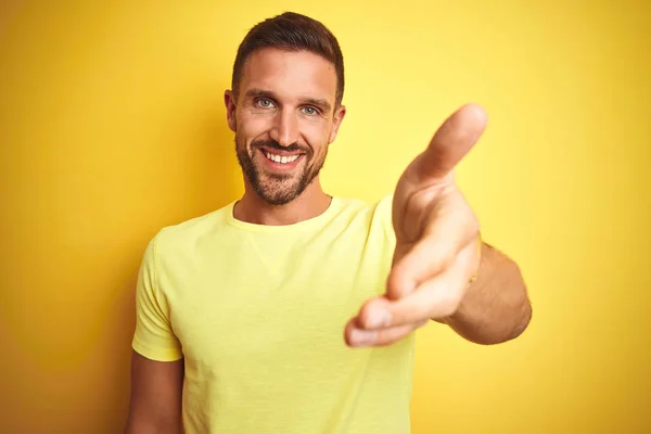 Joven Hombre Guapo Vistiendo Casual Camiseta Amarilla Sobre Fondo Aislado — Foto de Stock