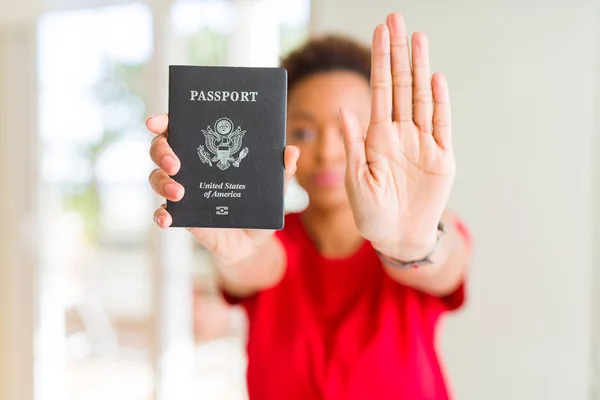 Jovem Afro Americana Segurando Passaporte Dos Estados Unidos América Com — Fotografia de Stock