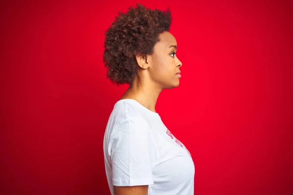 Mujer Afroamericana Con Comentarios Sarcásticos Camiseta Sobre Fondo Rojo Aislado —  Fotos de Stock