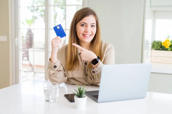 Krásná Mladá Žena Nakupuje Online Pomocí Laptopu Kreditní Karty Velmi — Stock fotografie