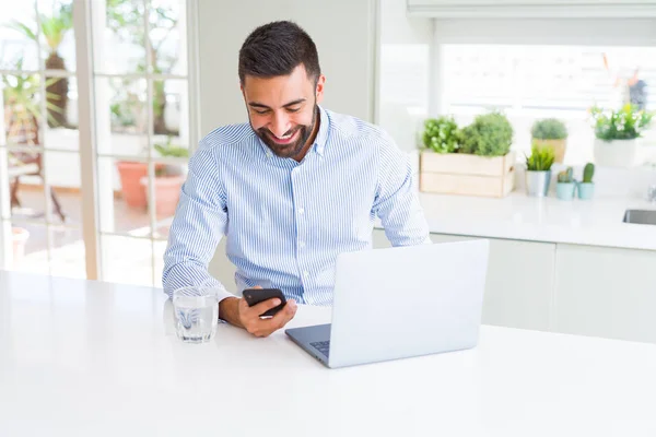 Bonito Homem Negócios Hispânico Usando Laptop Smartphone Com Rosto Feliz — Fotografia de Stock