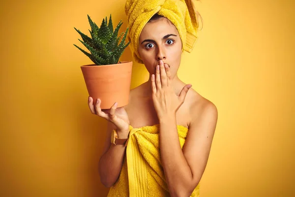 Giovane Bella Donna Che Indossa Asciugamano Che Tiene Pentola Aloe — Foto Stock