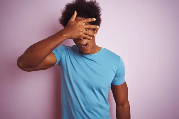 Hombre Afroamericano Con Pelo Afro Vistiendo Camiseta Azul Pie Sobre — Foto de Stock