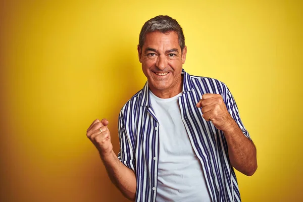 Gutaussehender Mann Mittleren Alters Gestreiftem Hemd Vor Isoliertem Gelben Hintergrund — Stockfoto