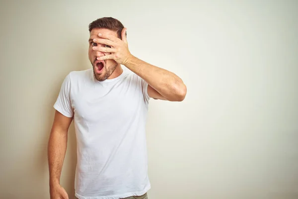 Joven Hombre Guapo Que Usa Una Camiseta Blanca Casual Sobre — Foto de Stock